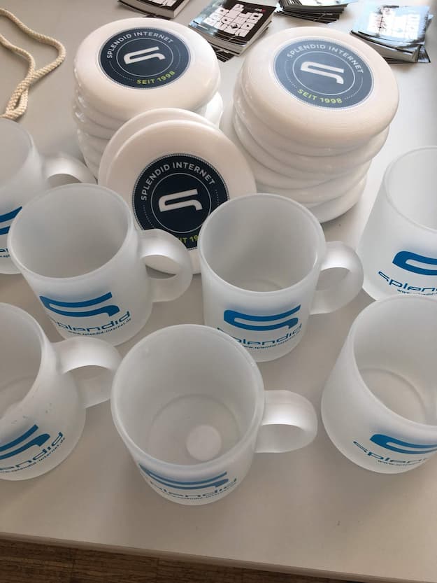 Barcamp Kiel Gadgets: Frisbeescheiben und Becher von Splendid Internet