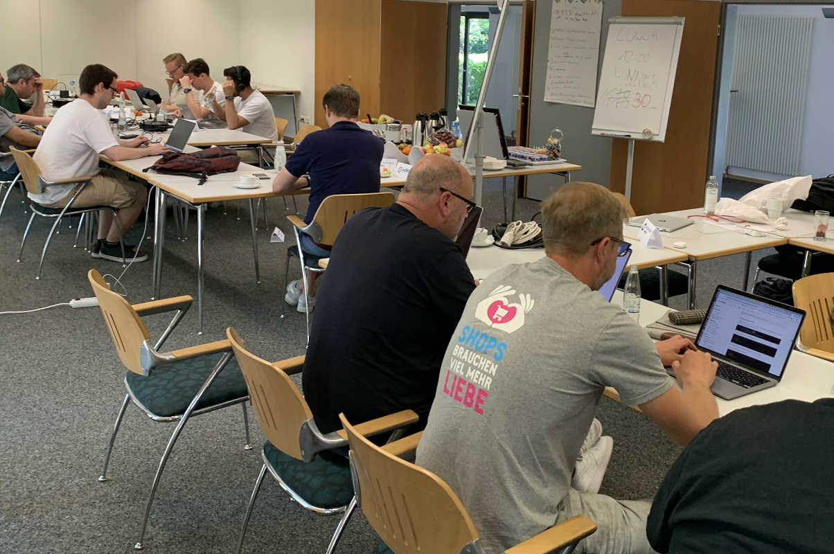 Devs at Work beim Hackathon vor dem Shopware Community Day 2024 in Duisburg