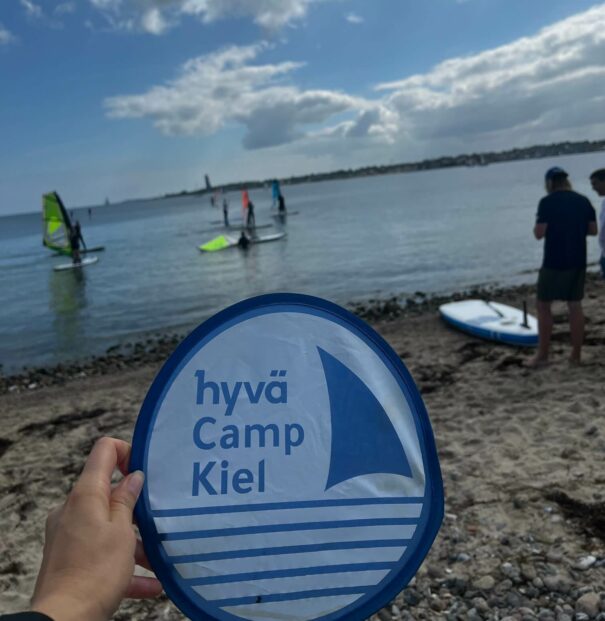 hyvä Camp Kiel Frisbee before the sea with Windsurfers
